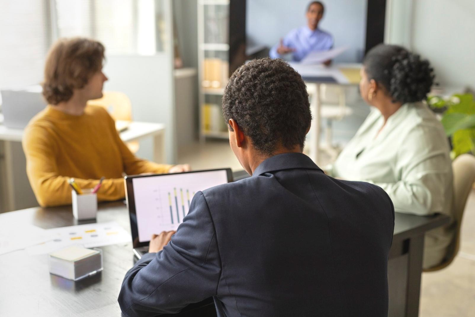 Participant travaillant sur son analyse budgétaire durant une session de formation