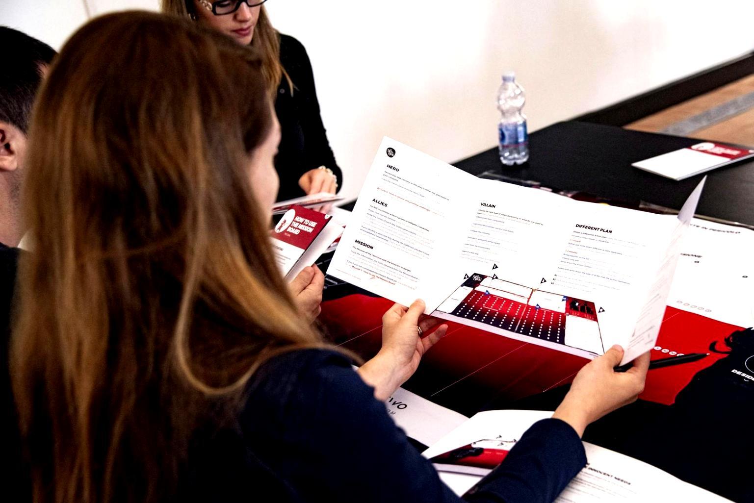 Tableau blanc avec graphiques financiers lors d'un atelier