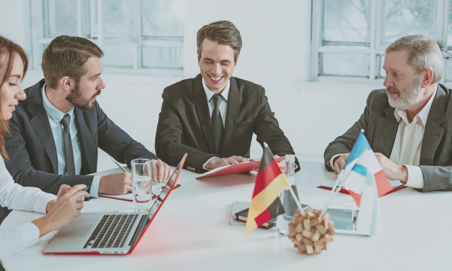 Groupe de participants discutant de stratégies budgétaires
